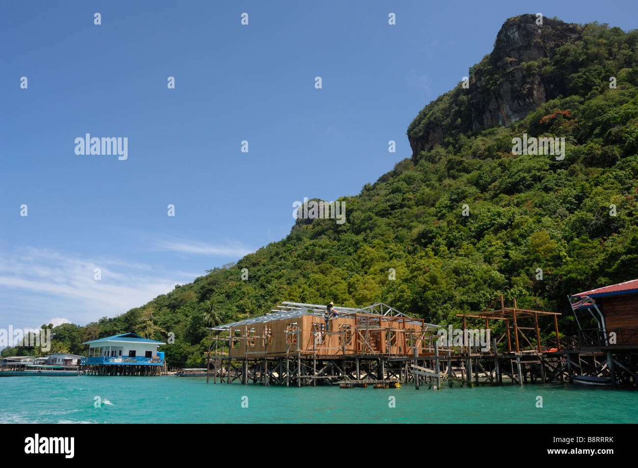 Gli edifici del governo in laguna Bohey Dulang Isola Tun Sakaran Marine Park Semporna Sulu Malesia Mare del Sud-est asiatico Foto Stock