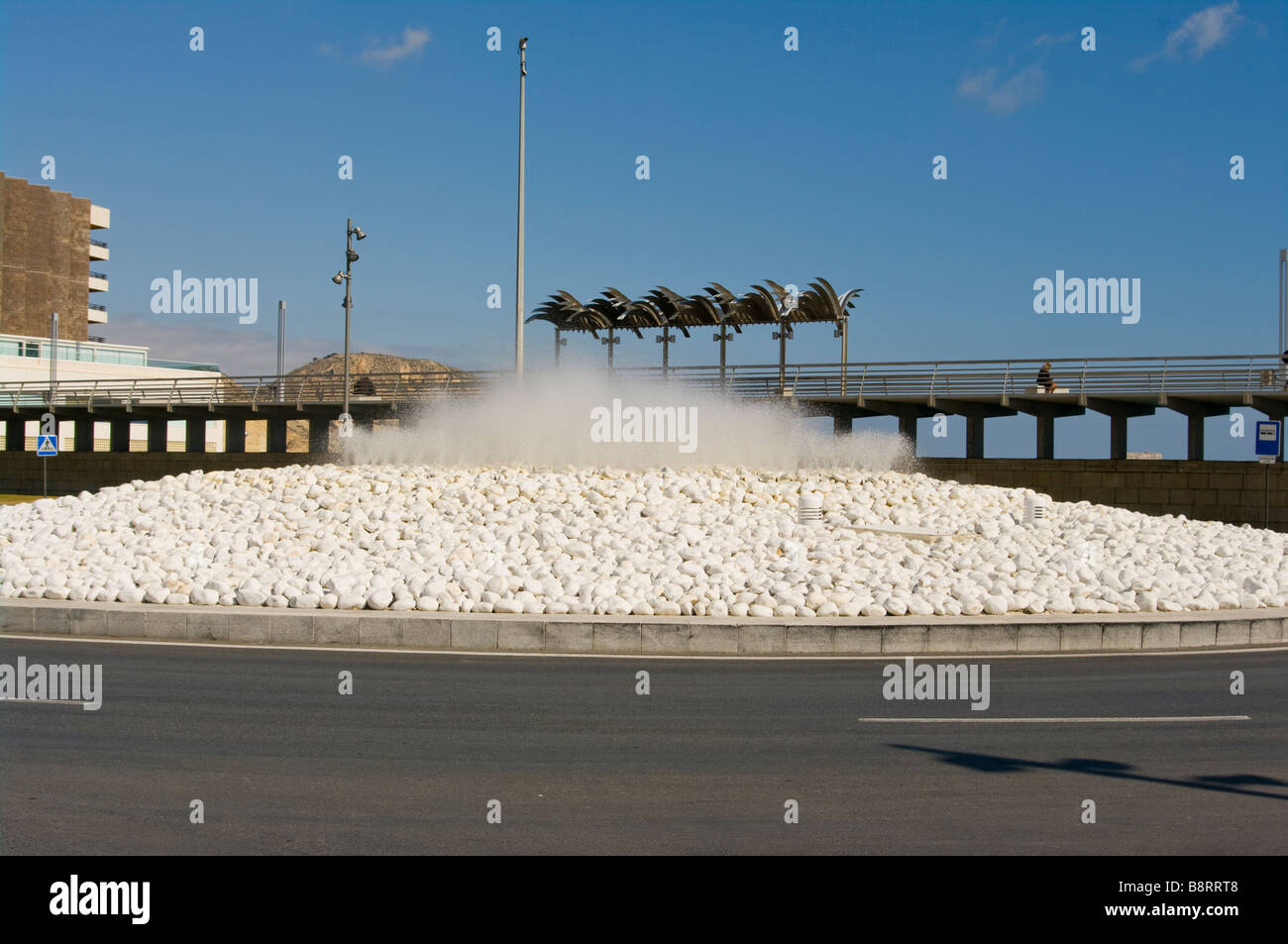 Via spagnola rotatoria con una fontana dalla Marina Alicante Spagna Foto Stock