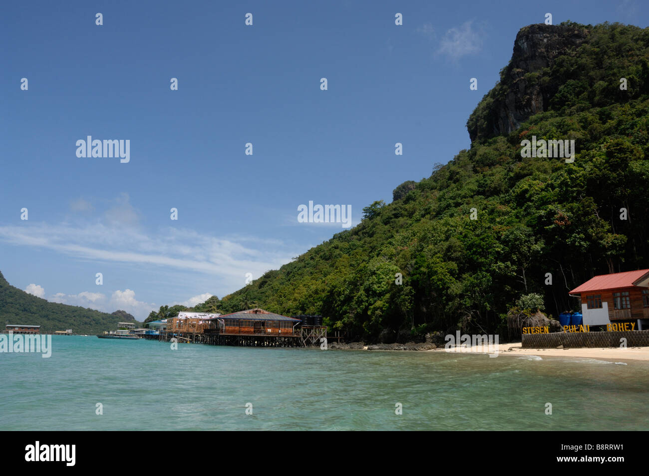 Gli edifici del governo in laguna Bohey Dulang Isola Tun Sakaran Marine Park Semporna Sulu Malesia Mare del Sud-est asiatico Foto Stock