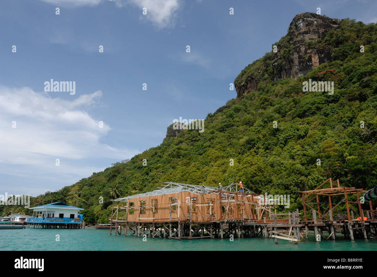 Gli edifici del governo in laguna Bohey Dulang Isola Tun Sakaran Marine Park Semporna Sulu Malesia Mare del Sud-est asiatico Foto Stock