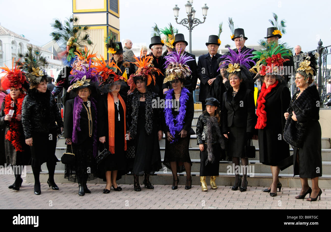 Le vedove e i vedovi gruppo in una sfilata di carnevale a celebrare le esequie del Chanquete un bambino Sardine in Nerja spagna meridionale Foto Stock