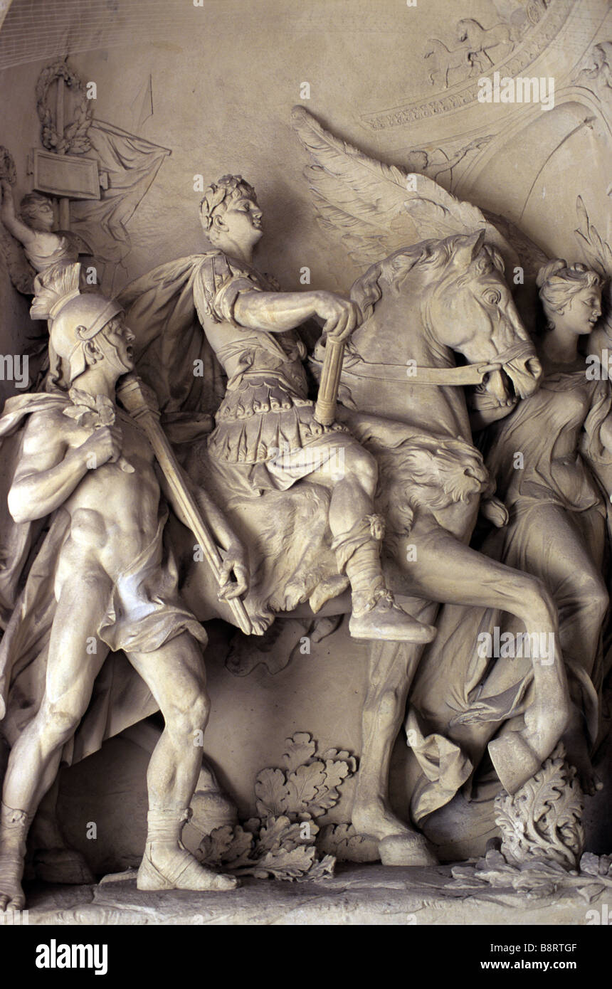 Arrivo di Augusto (63BC-AD14) primo imperatore di Roma (27BC-AD14), Saint Michael's Gate, il Palazzo di Hofburg di Vienna, Austria Foto Stock
