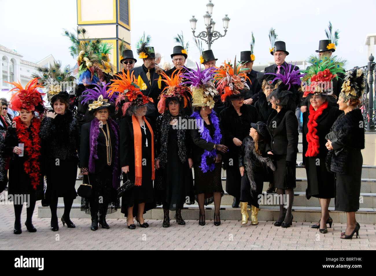 Le vedove e i vedovi gruppo in una sfilata di carnevale a celebrare le esequie del Chanquete un bambino Sardine in Nerja spagna meridionale Foto Stock