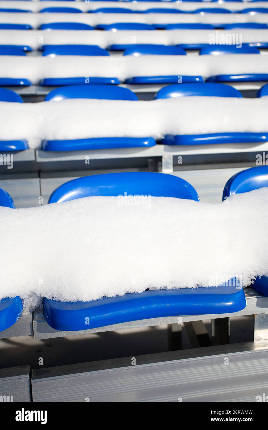 Posti a sedere coperti di neve nello stadio di calcio finlandese, Finlandia Foto Stock