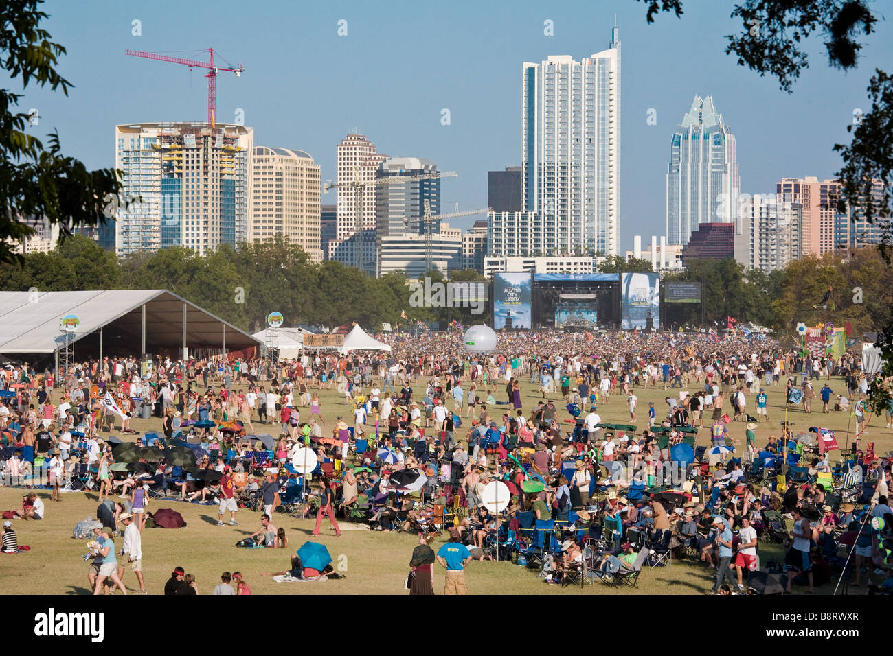 Austin, Texas - migliaia di appassionati di musica si radunano sul prato di Zilker park durante la Austin City Limits Music Festival 2008 Foto Stock