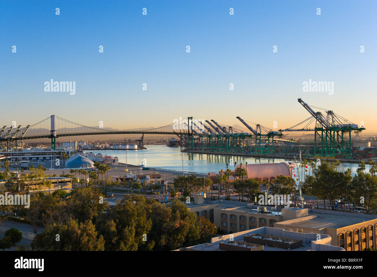 Vista sul Porto di Los Angeles al tramonto, San Pedro, Los Angeles, California, Stati Uniti d'America Foto Stock