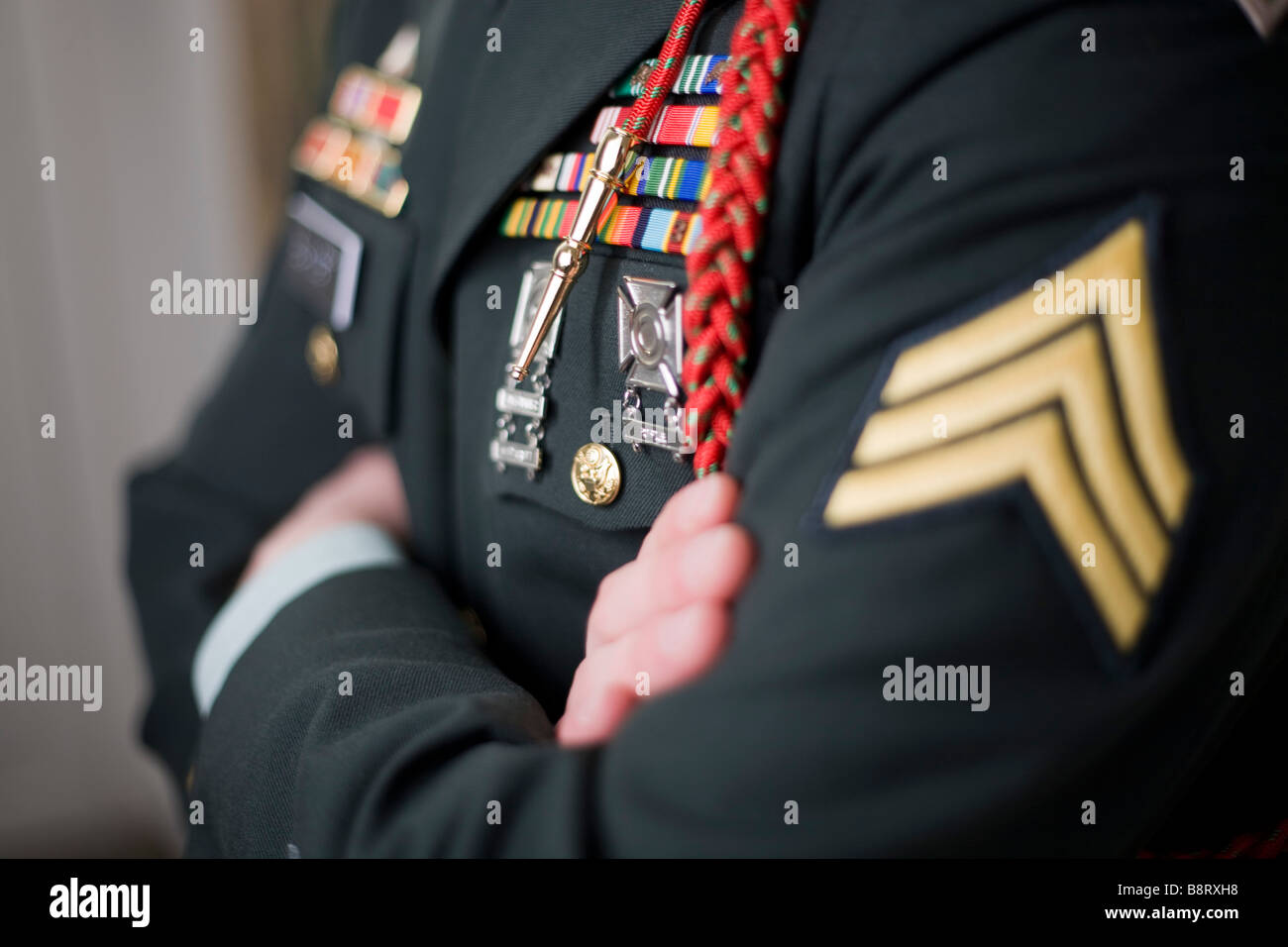 Close up di un soldato il petto con le braccia incrociate indossando abiti uniforme. Foto Stock