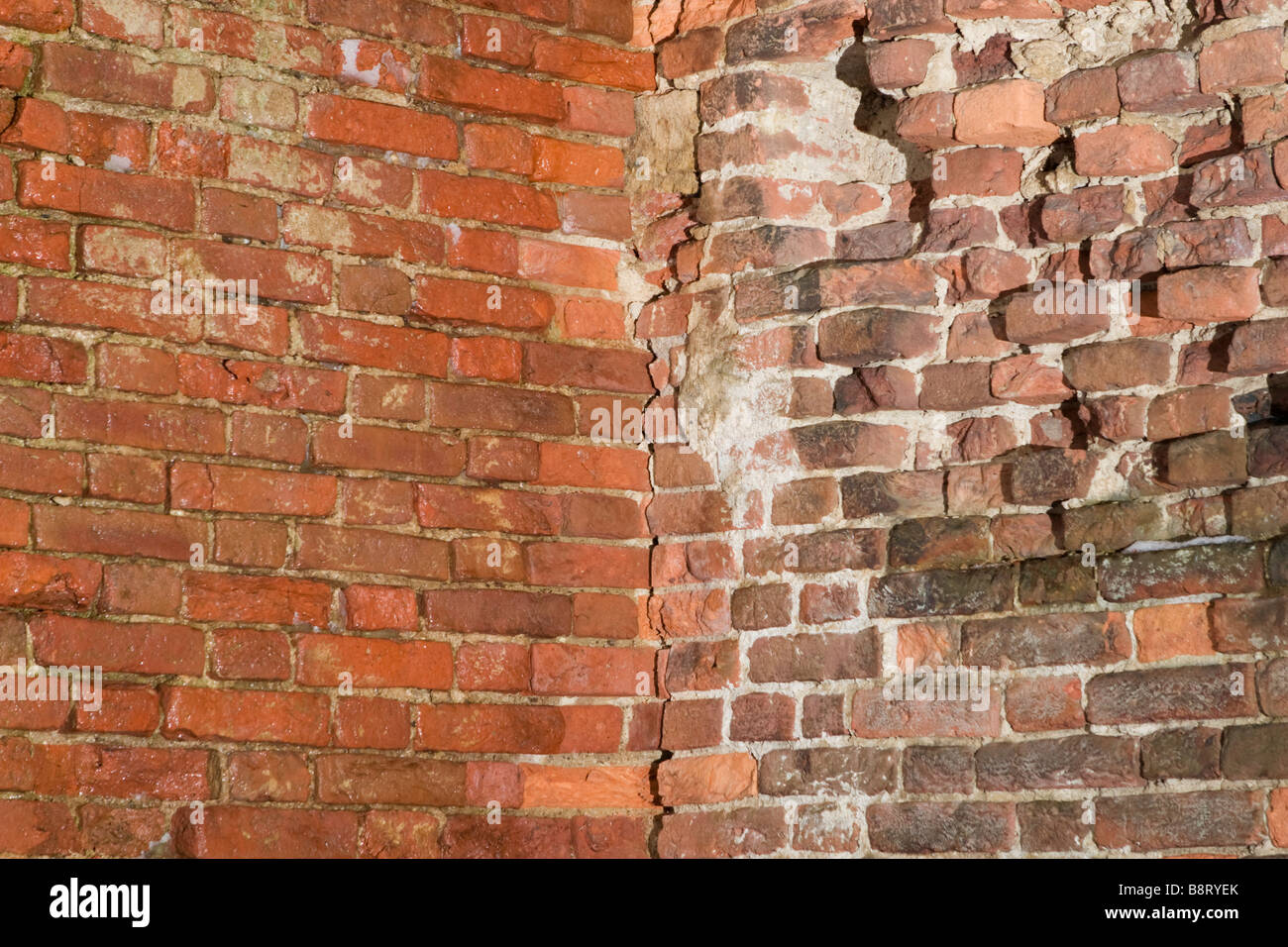 Edificio di mattoni di colori diversi fianchi angolo. Foto Stock