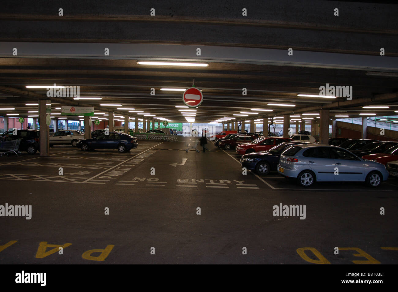 Asda car park a Colindale, London, England, Regno Unito Foto Stock