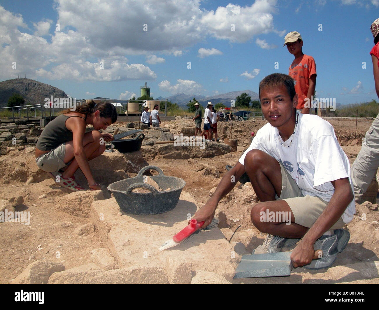 Scavo Archeologico in Pollentia, giovani di scavare nella sabbia, Spagna, Balearen, Maiorca, Pollentia Foto Stock