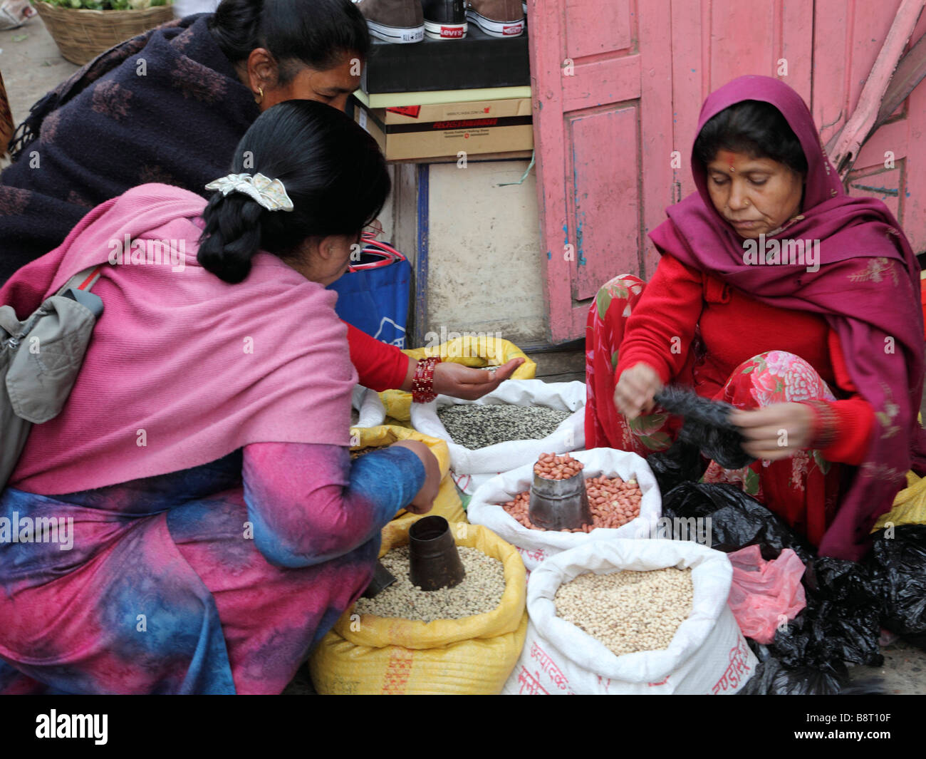 Il Nepal Kathmandu Asan Tol mercato del grano di donne Foto Stock
