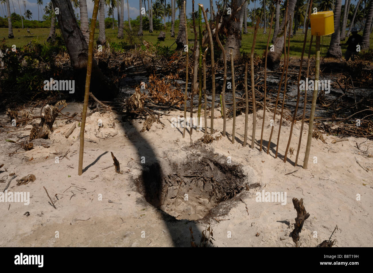 Acqua dolce pozzo scavato nella sabbia in isola Pulau Maiga Semporna Sulu Malesia Mare del Sud-est asiatico Foto Stock