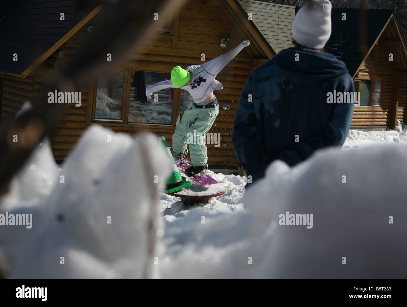 Snowboard olly su banco Foto Stock