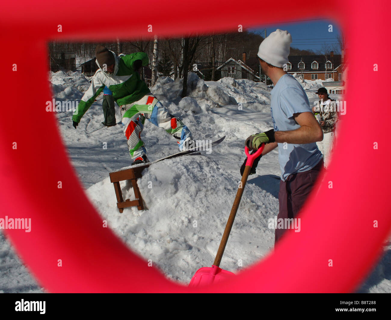 Snowboard stallo di coda preso attraverso il manico pala Foto Stock