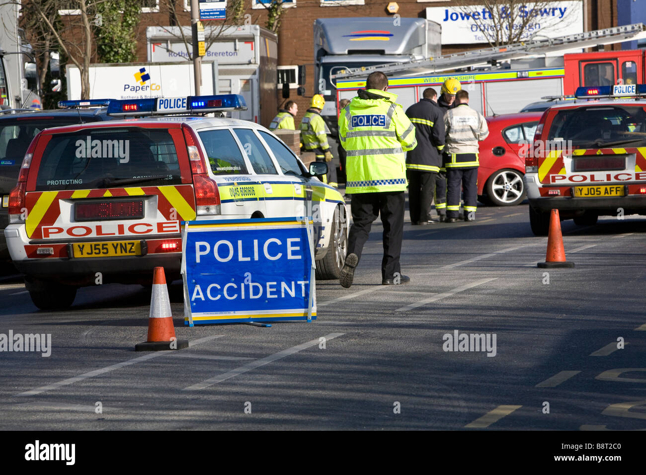 Incidente stradale che illustra i servizi di emergenza. Foto Stock