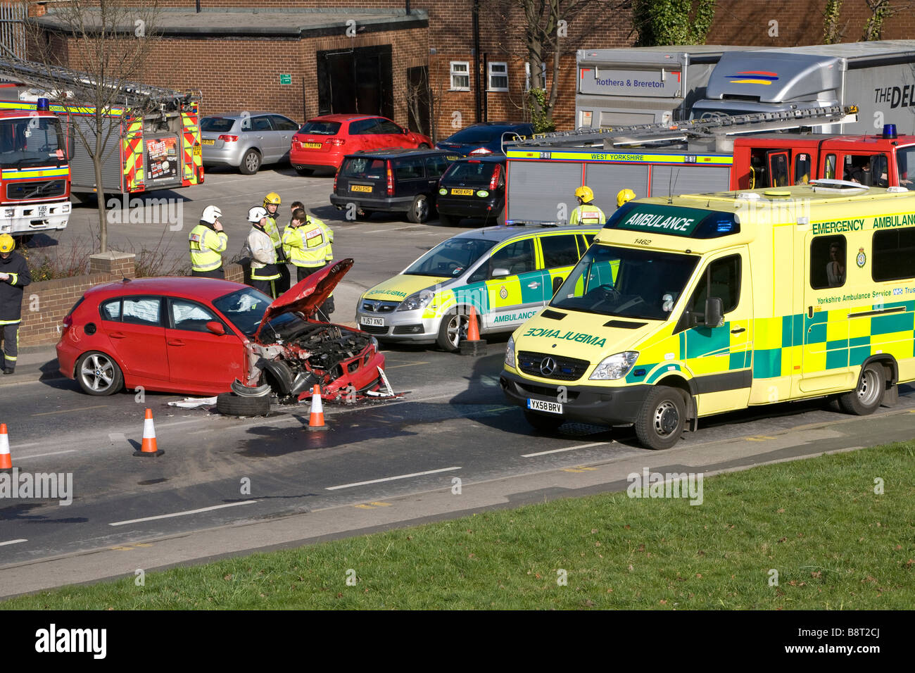 Incidente stradale che illustra i servizi di emergenza. Foto Stock