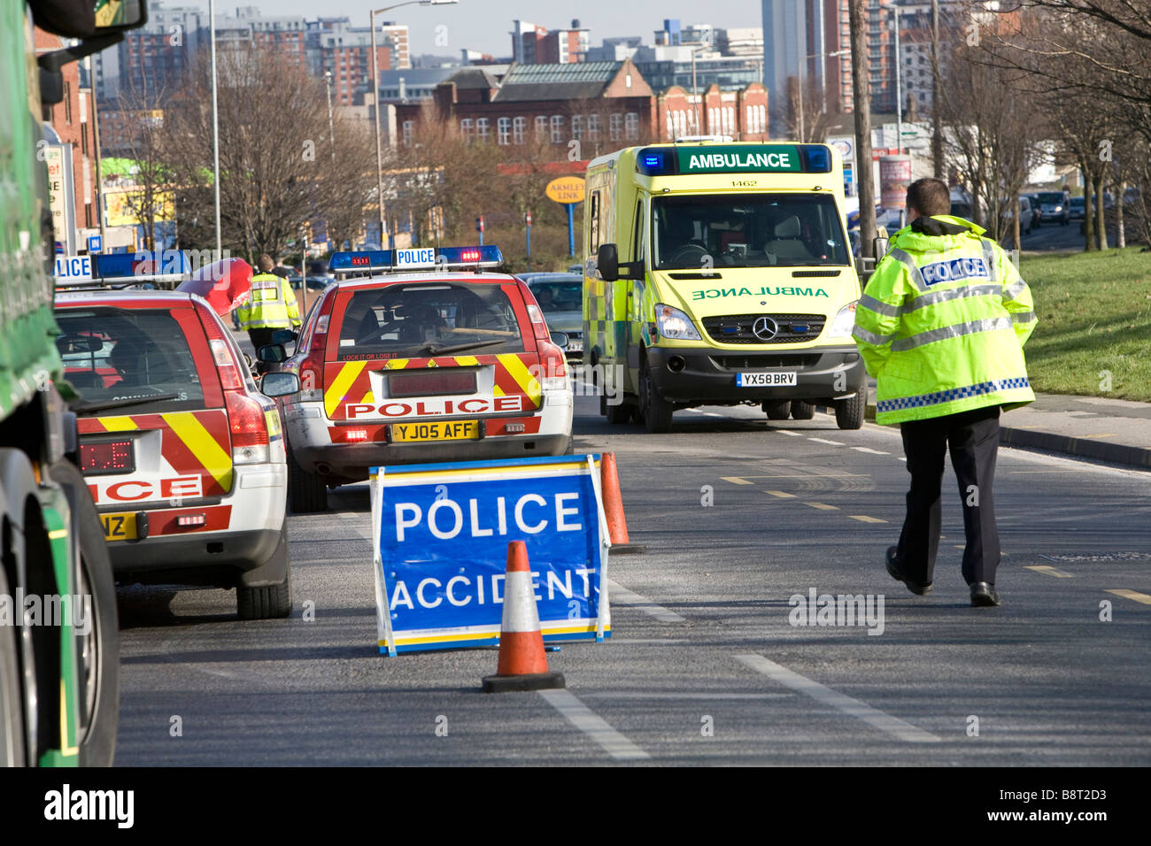 Incidente stradale che illustra i servizi di emergenza. Foto Stock
