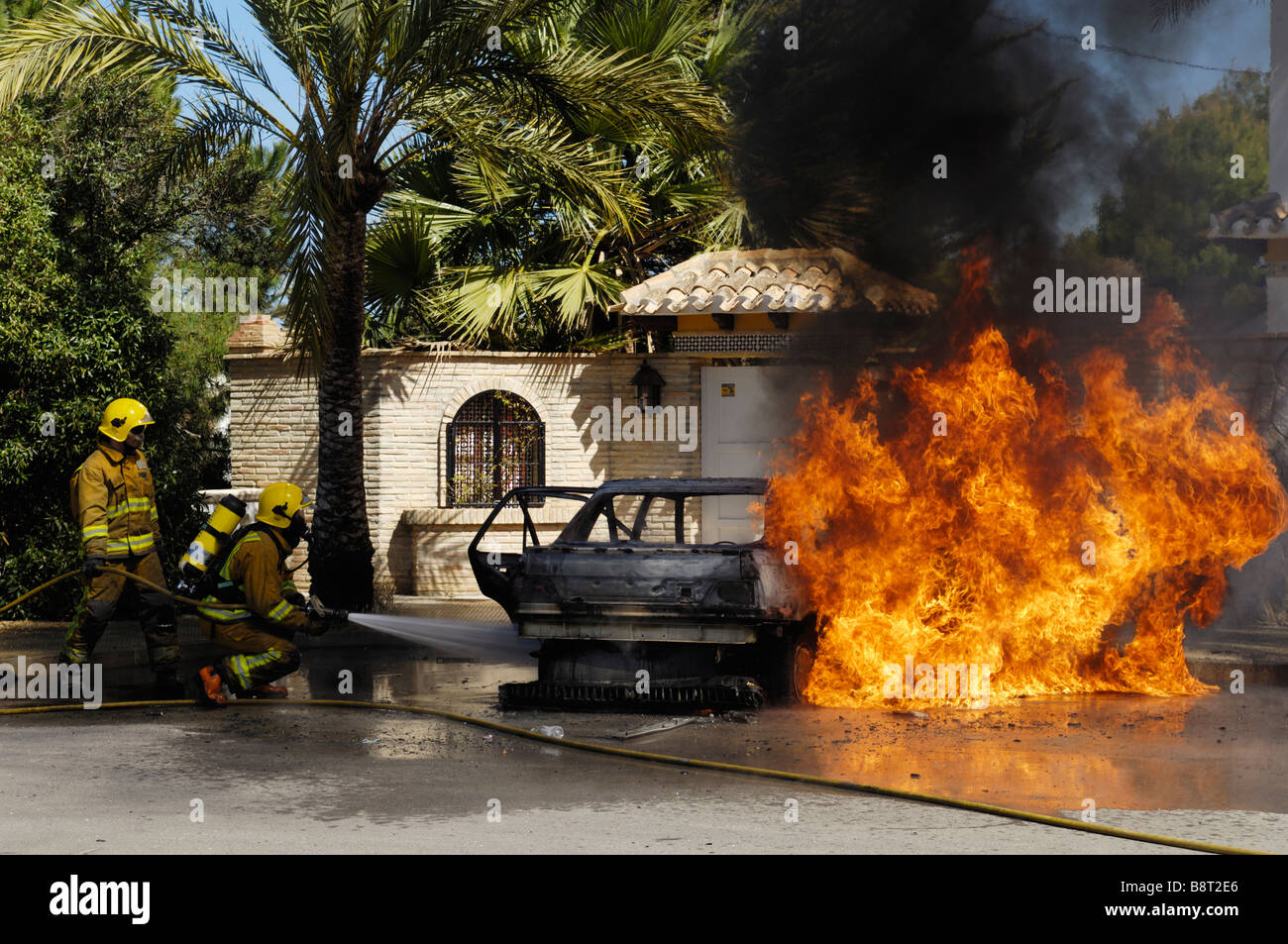 Spagnolo servizi antincendio partecipando a una macchina fuoco. Foto Stock