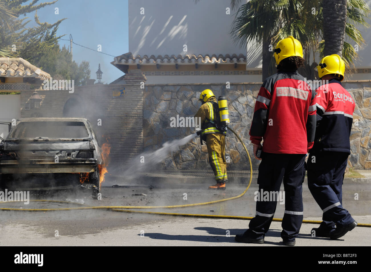 Spagnolo servizi antincendio partecipando a una macchina fuoco. Foto Stock