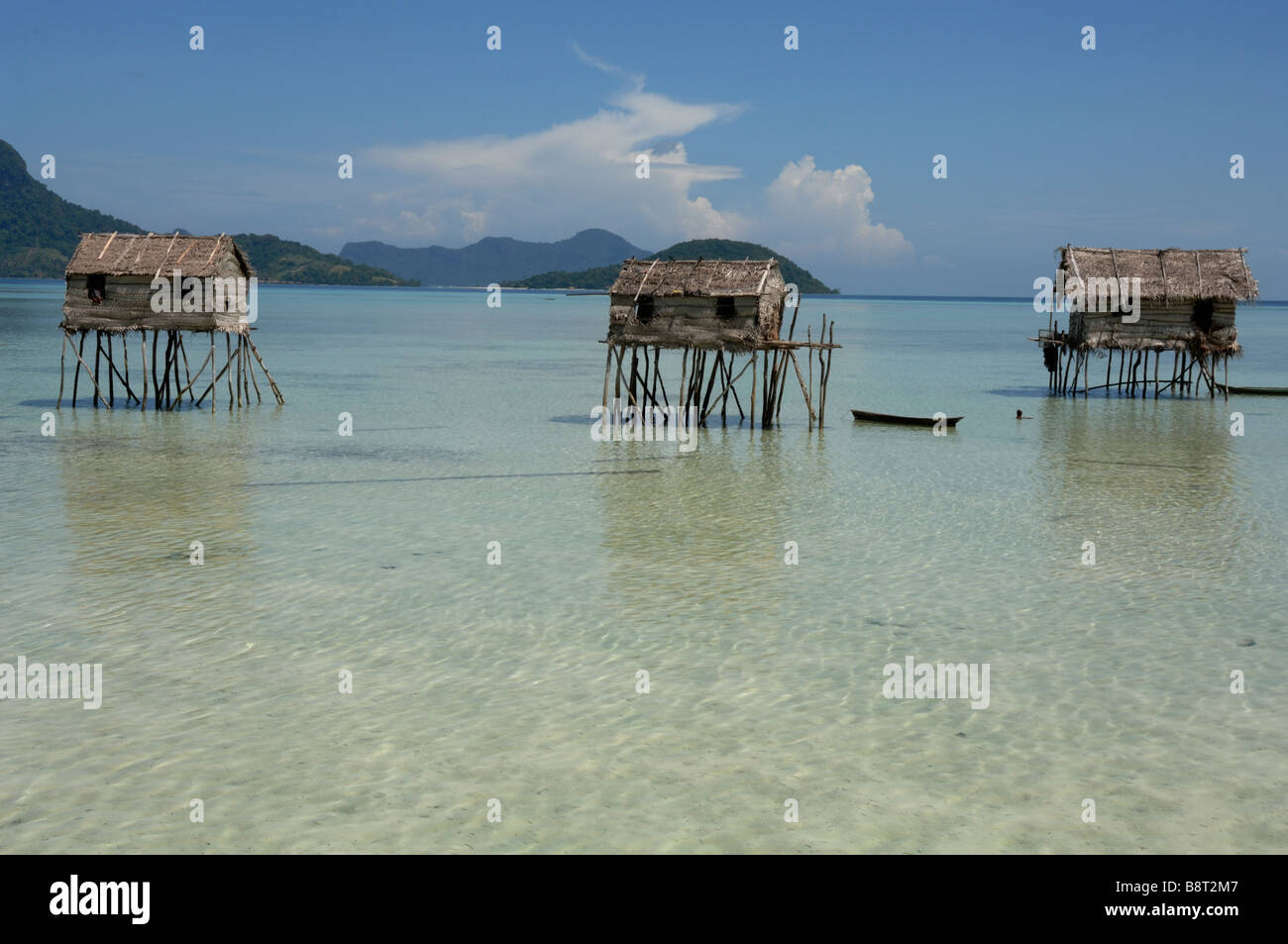 Bajau Laut case costruite su palafitte in laguna Pulau Maiga Semporna Sulu Malesia Mare del Sud-est asiatico Foto Stock