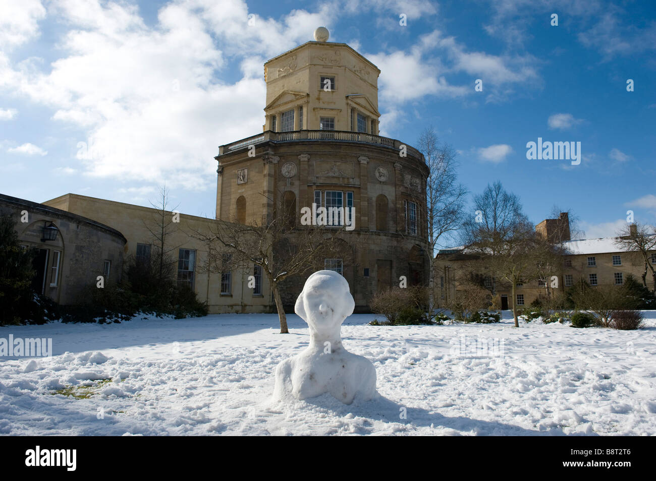 Il vecchio osservatorio di motivi di Templeton Green College nella neve Foto Stock