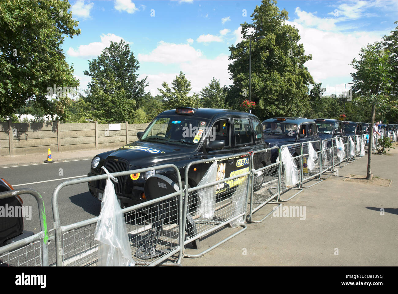 Nero vuota Taxi in coda al di fuori di Wimbledon Tennis in attesa per i passeggeri. Foto Stock