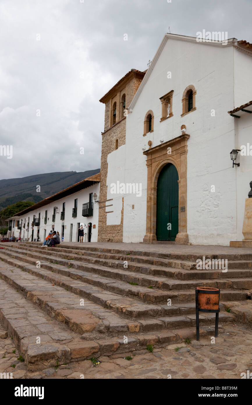 La chiesa sulla piazza principale della storica cittadina colombiana di Villa de Leyva Foto Stock