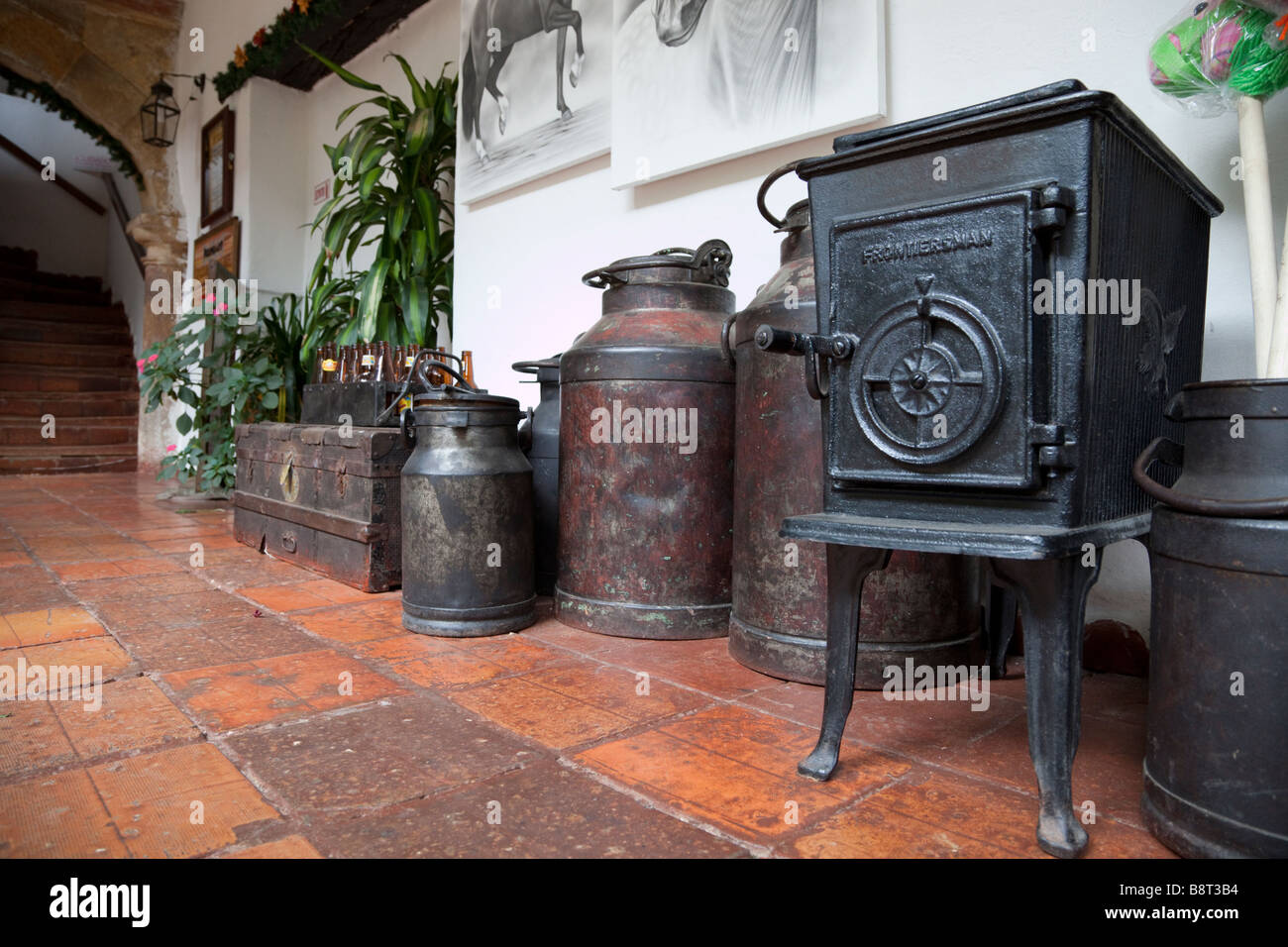Era Coloniale antico forno, bidone di latte e il petto nel cortile di Villa  de Leyva, Colombia Foto stock - Alamy