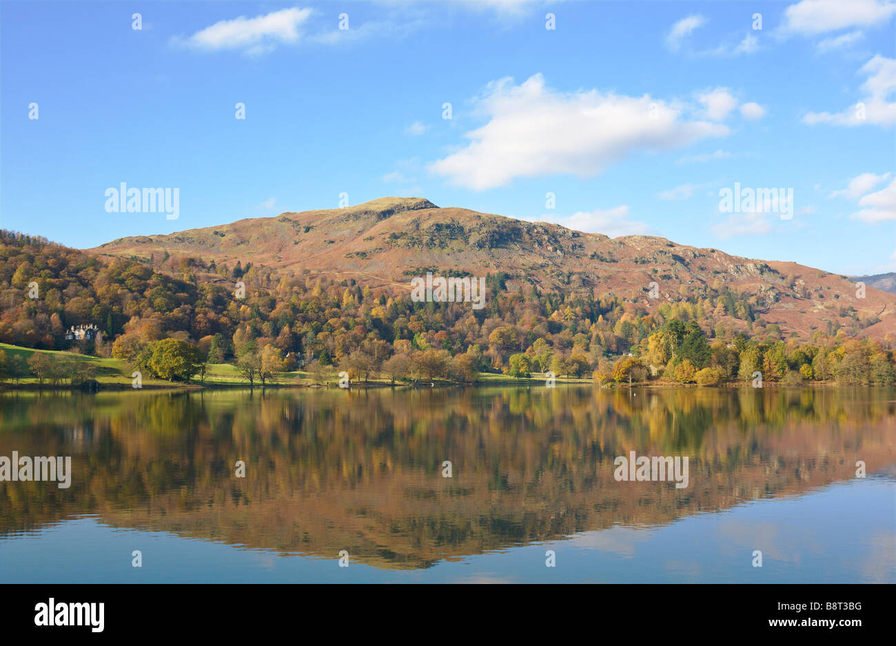 Grasmere lago con i colori autunnali e riflessioni Lake District Cumbria Inghilterra England Foto Stock