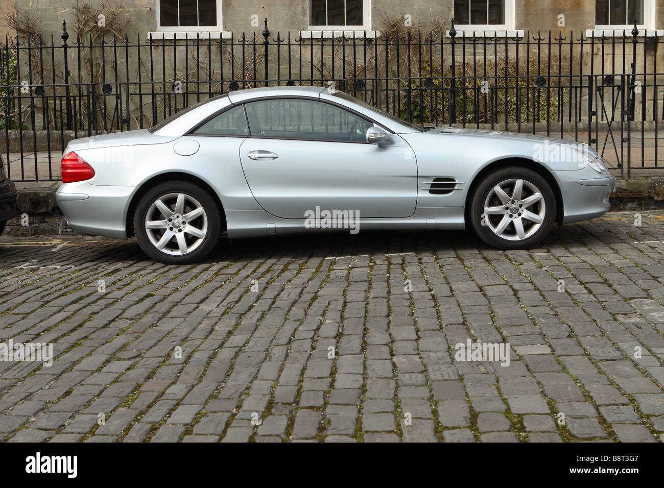 Mercedes SL 500 sport coupe auto parcheggiate sulla pavimentazione del Royal Crescent in Bath Inghilterra Foto Stock