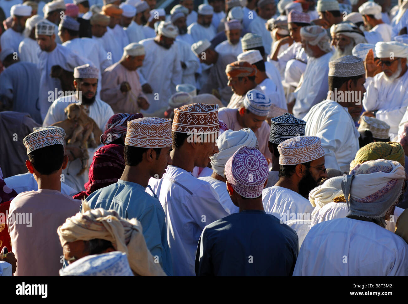 Folla di scena sul Nizwa mercato di capra, Nizwa, Sultanato di Oman Foto Stock