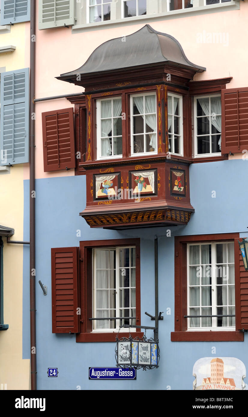 Finestra di baia di una casa medioevale a 24 Augustiner Gasse, Zurigo, Svizzera Foto Stock