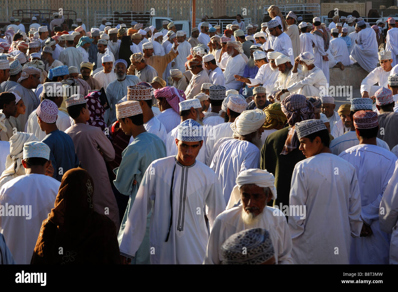Folla di scena sul Nizwa mercato di capra, Nizwa, Sultanato di Oman Foto Stock
