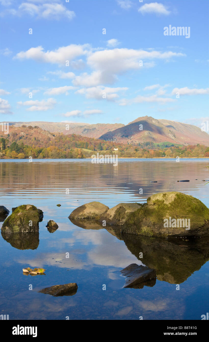 Grasmere lago con i colori autunnali e riflessioni Lake District Cumbria Inghilterra England Foto Stock
