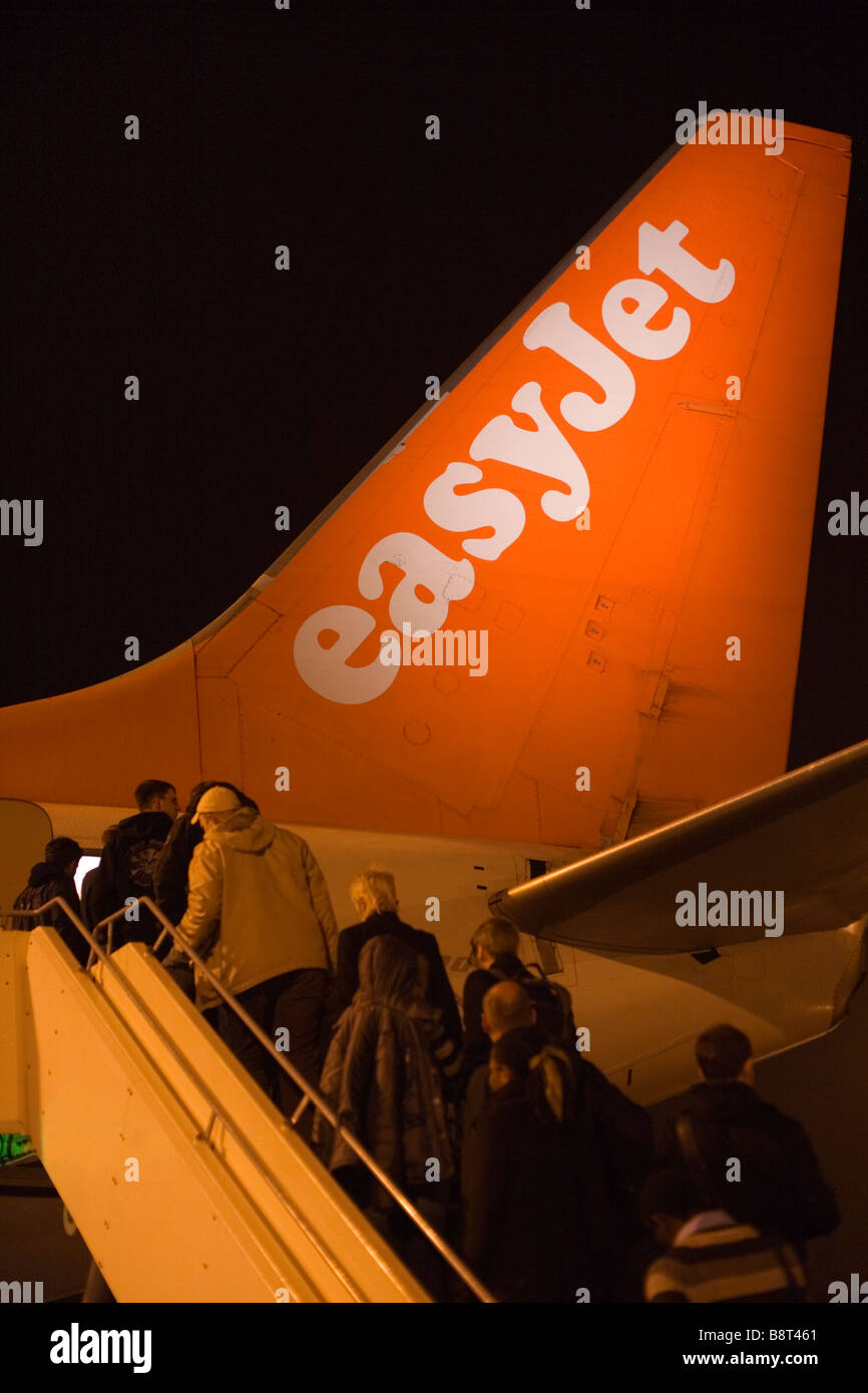 I passeggeri di salire a bordo di un aereo Easyjet andando dall'aeroporto di Schoenefeld di Berlino di London Luton Airport. Foto Stock