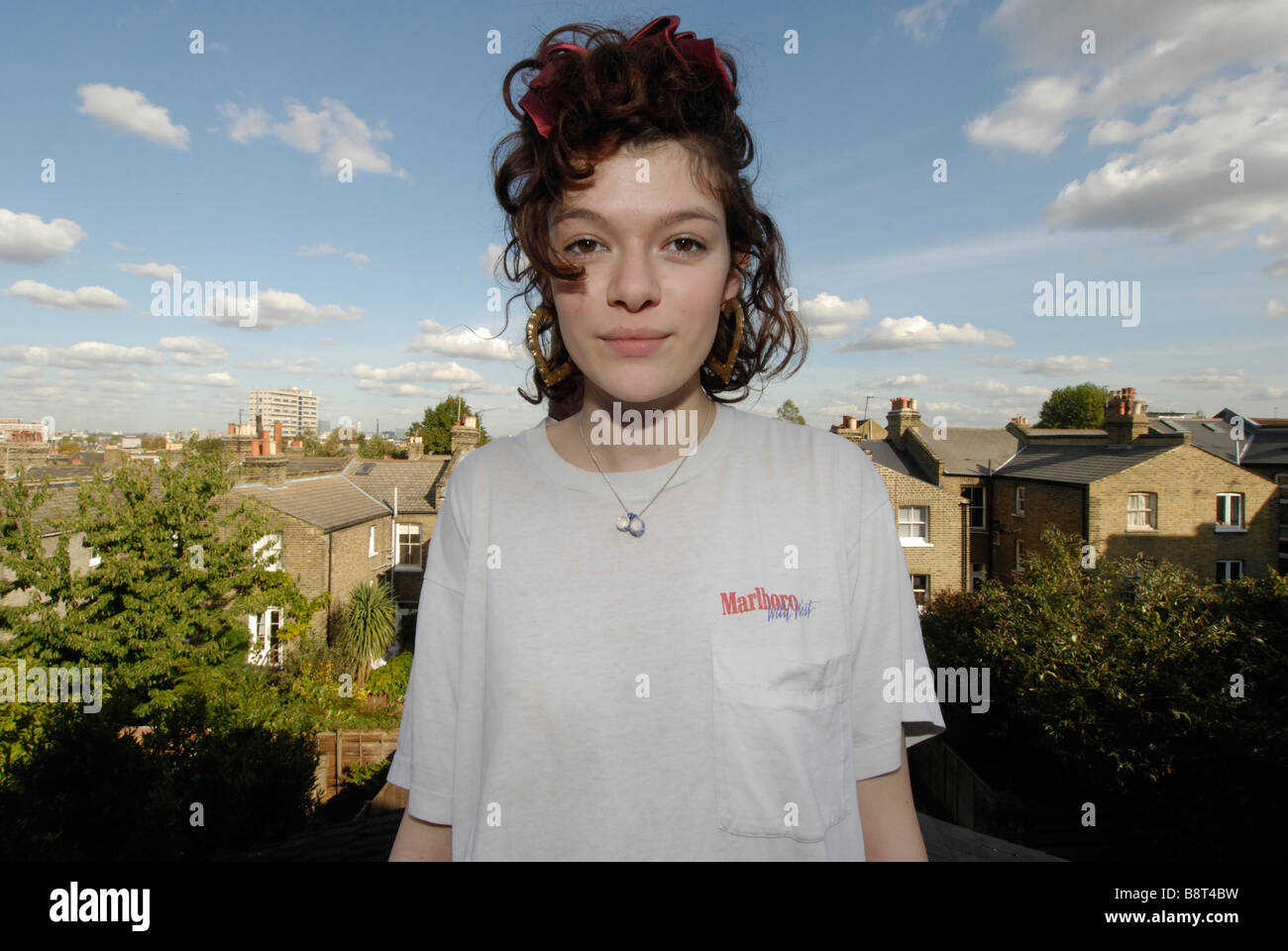 La ragazza di tee shirt sul tetto a Londra Foto Stock