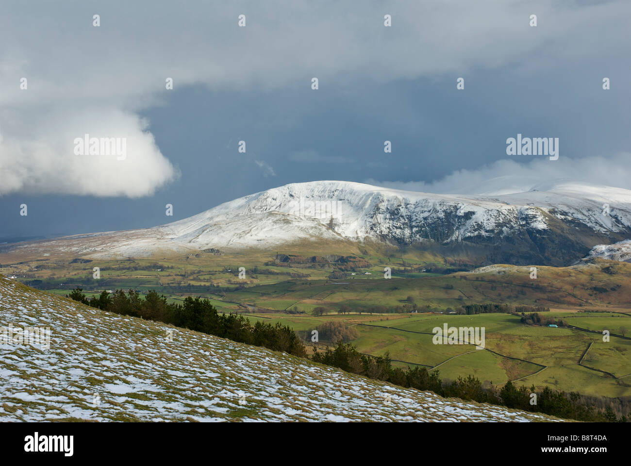 Bassa Rigg rabboccato con neve (visto dal Latrigg), Near Keswick, Parco Nazionale del Distretto dei Laghi, Cumbria, England Regno Unito Foto Stock