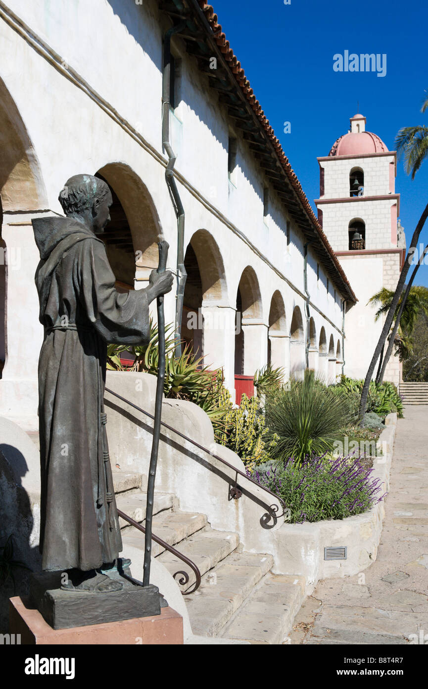 La statua e la facciata di Santa Barbara Mission, Santa Barbara, California, Stati Uniti d'America Foto Stock