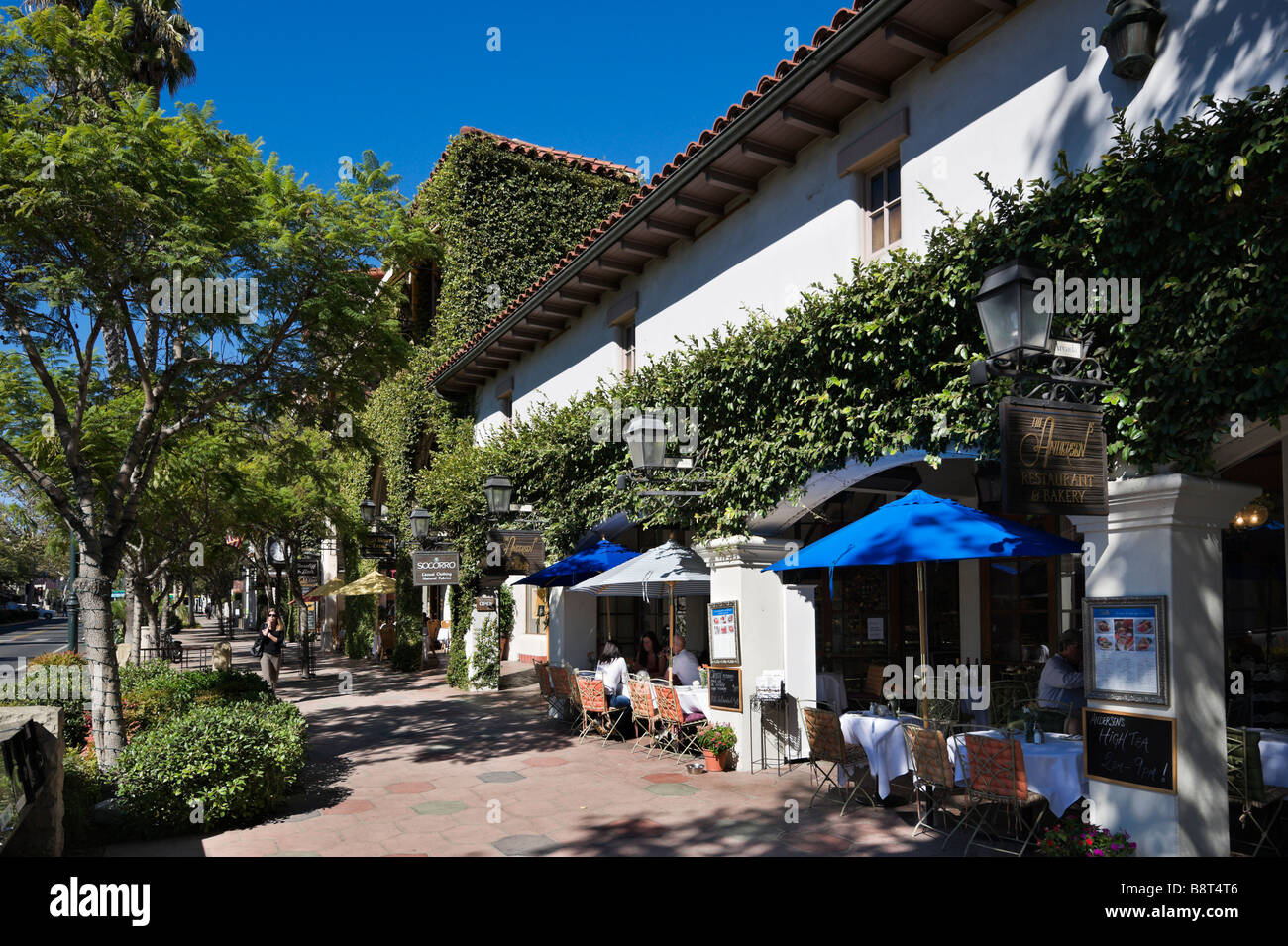 Negozi e ristoranti su State Street (la strada principale), Santa Barbara, California, Stati Uniti d'America Foto Stock