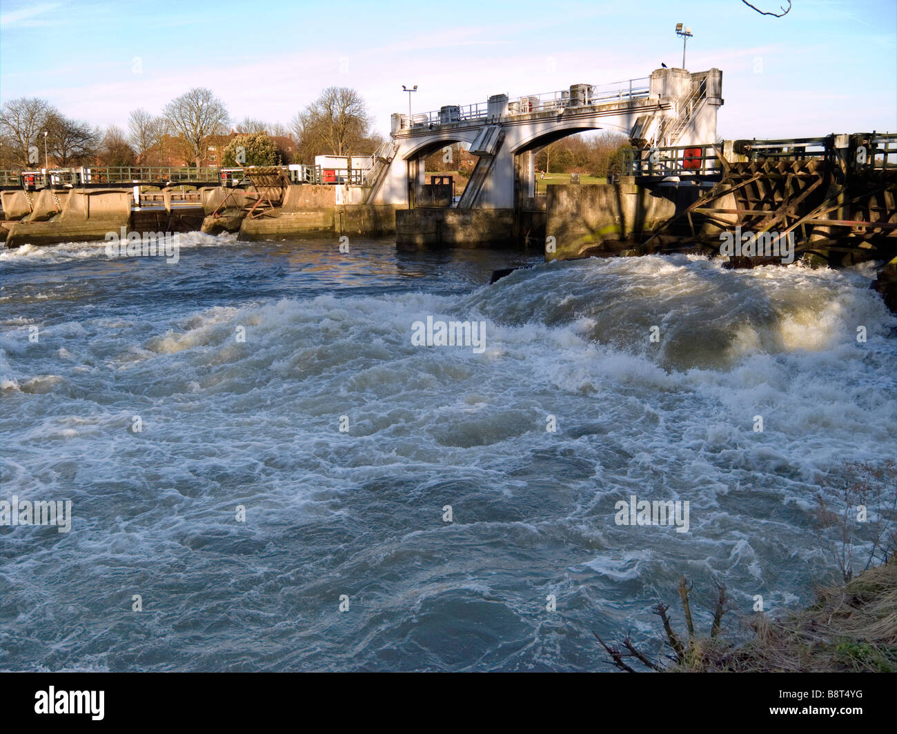 Teddington stramazzo che separa tidal e non parti di marea del fiume Tamigi con un pesante flusso di acqua in seguito alla fusione della neve Foto Stock