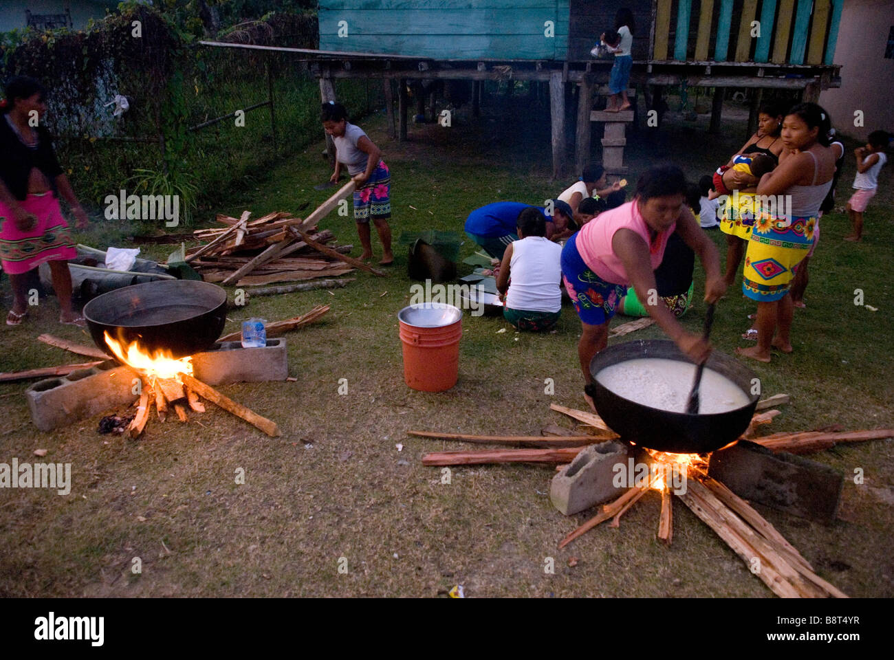 Communal cucinare durante un festival all'Wounaan Embera villaggio di Puerto Lara Darien Panama Foto Stock