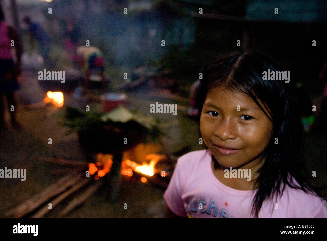 Communal cucinare durante un festival all'Wounaan Embera villaggio di Puerto Lara Darien Panama Foto Stock