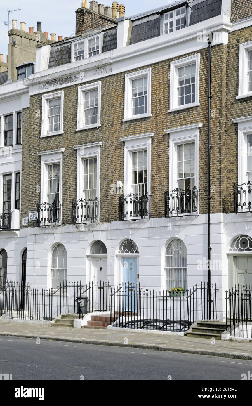 Case residenziali a schiera in stile georgiano Gibson Square Islington Londra Inghilterra Regno Unito Foto Stock