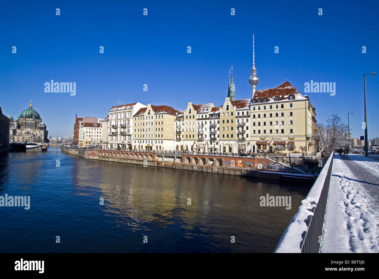 Quartiere Nikolai Nikolai chiesa Alex winter snow centro di Berlino Germania Foto Stock