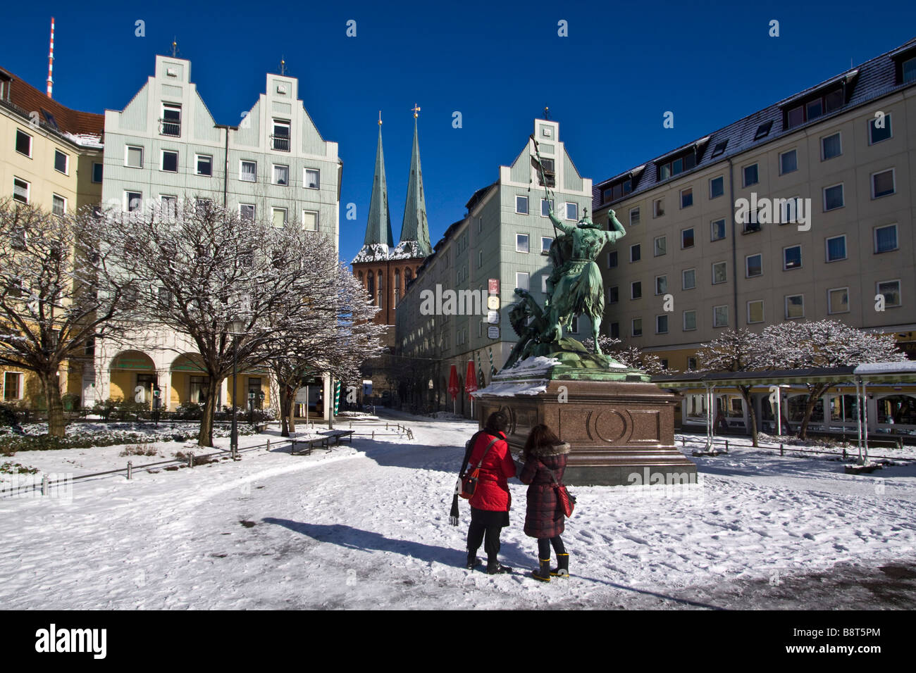 Nicolaiviertel in inverno , St Georg dragon statua, chiesa di San Nicola, neve, Berlin , Germania Foto Stock