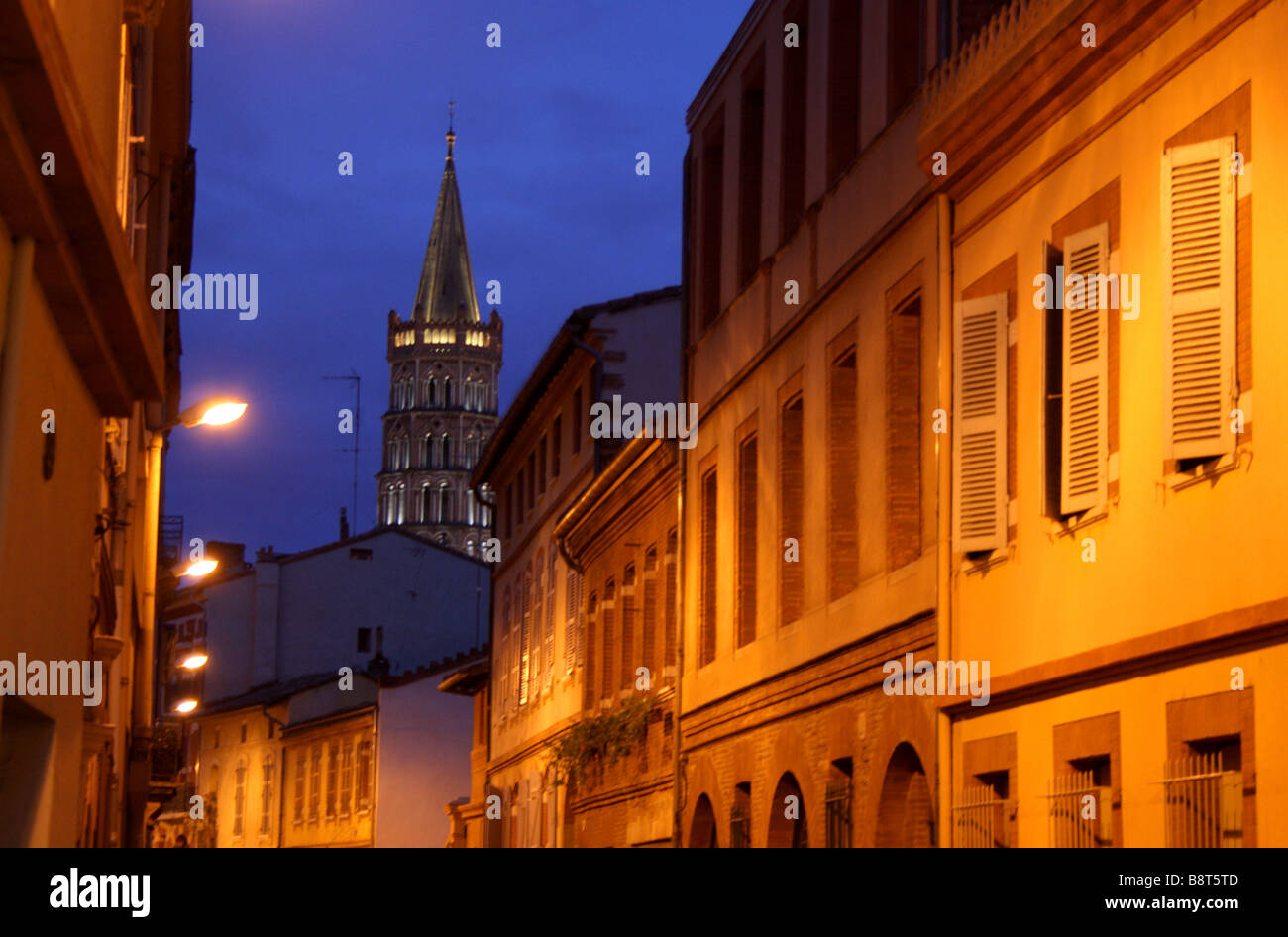 Una vista di Saint Sernin Basilica di Tolosa, nella regione Midi-Pyrenees del sud-ovest della Francia. Foto Stock