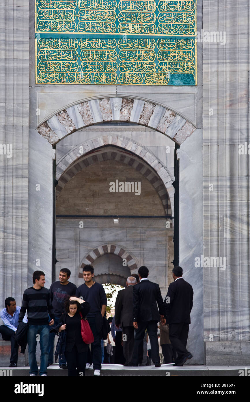 Folla all'ingresso del Bayezid II moschea di Istanbul. Foto Stock