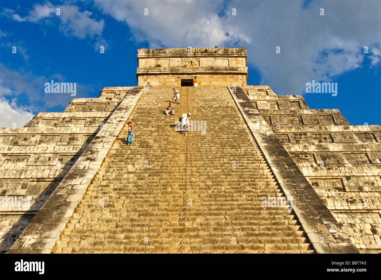 Chichen Itza turisti arrampicata piramide Maya El Castillo il castello le rovine Maya tempio di Kukulkan Yucatan Messico mx Foto Stock