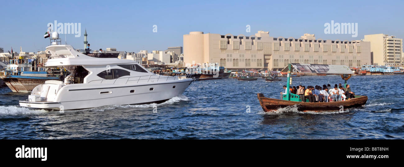 Dubai Creek waterfront con Abras i taxi d'acqua e moderne imbarcazioni a motore di lancio Foto Stock