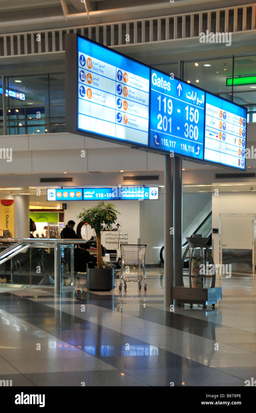 Aeroporto internazionale di Dubai passeggeri, moderno ingresso all'interno della lounge Segnaletica e scale mobili Emirati Arabi Uniti Emirati Arabi Uniti Medio Oriente Asia Foto Stock